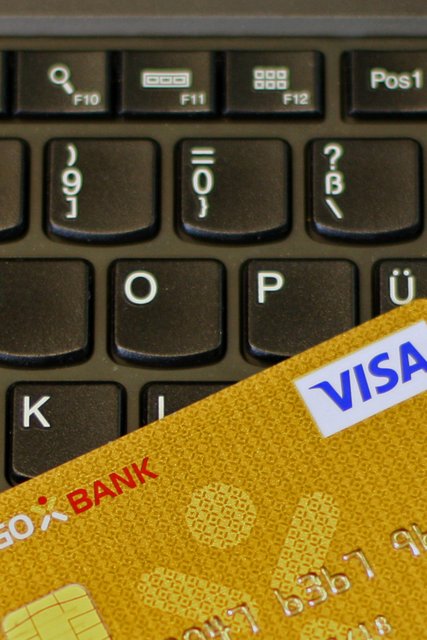 Ab Januar 2018 dürfen Händler online und an der Ladenkasse für Kreditkartenzahlungen keine separaten Gebühren mehr berechnen. Foto: djd/targobank.de