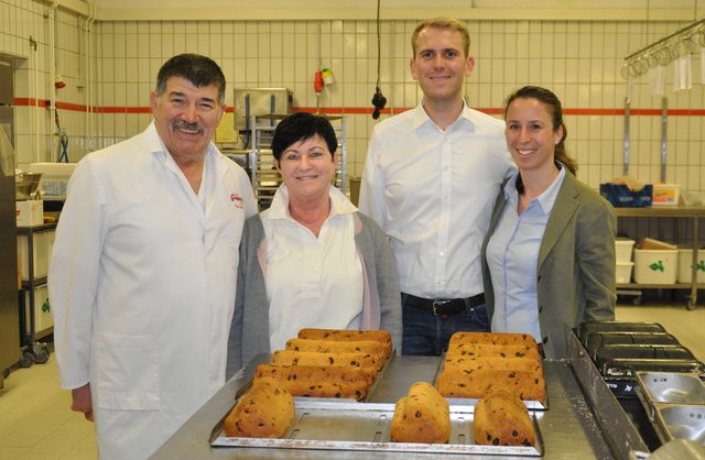 Bäckerei Gerweck bleibt Familienbetrieb: Hermann Gerweck und seine Frau Rosemarie (links) mit dem künftigen Eigentümerpaar Marc und Annika Thollembeek. Foto: ch