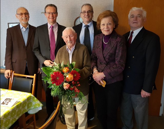 Blumen für den Jubilar: Georg Hehn (Dritter von links) mit (von links) Udo Mack, Gunther Krichbaum, Prof. Erich H. Franke sowie Irene und Zsolt Körössy.