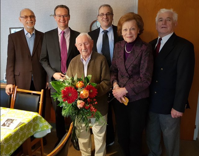 Blumen für den Jubilar: Georg Hehn (Dritter von links) mit (von links) Udo Mack, Gunther Krichbaum, Prof. Erich H. Franke sowie Irene und Zsolt Körössy. | Foto: CDU Königsbach-Stein