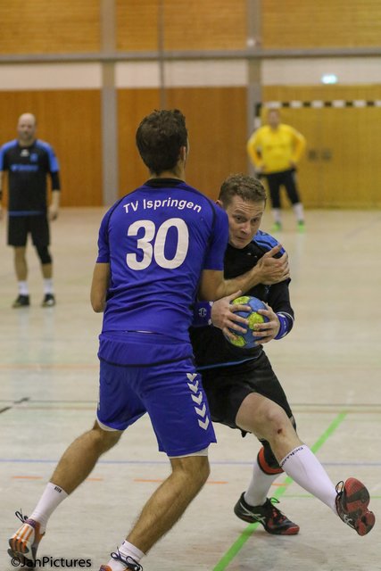 Am Ball Arthur Rehl, links hinten Christian Knösel TV G die Nr. 30 Marvin Dehm TV Ispringen 2