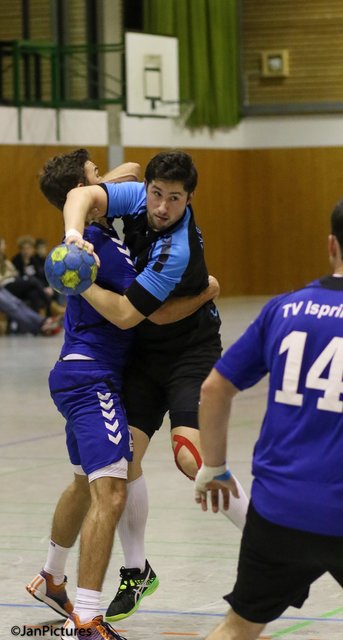 Am Ball Kai Steinberg TV Gondelsheim links die Nr. 30 Marvin Dehm und rechts die Nr. 14 Michael Storz