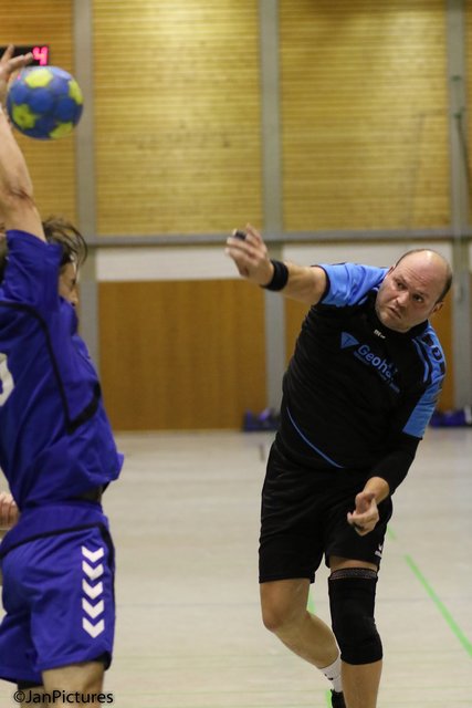 Gerade geworfen Christian Knösel vom TV Gondelsheim, geblockt von Brian Morlock TVI2