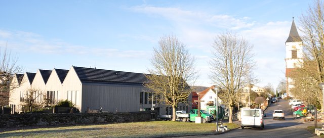 Die Rathausrückseite mit Kirche. Foto: ch