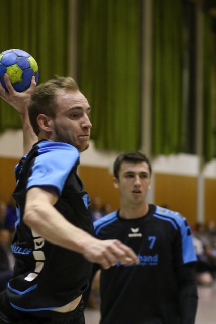 Am Ball David Bauer, rechts die Nr. 7 vin Waßermeyer beide TV Gondelsheim