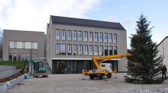 Inzwischen wurde auch der Weihnachtsbaum auf dem Rathausplatz aufgestellt. Foto: ch