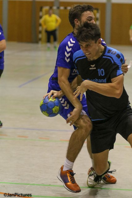 Am Ball André Teichmann vom TV Gondelsheim gegen die Ispringer Nr. 30 Marvin Dehm