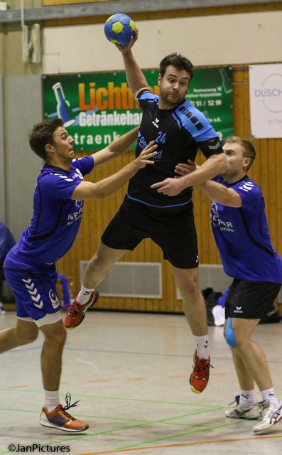 Am Ball Johannes Kößler vom TV Gondelsheim links die Nr. 30 Marvin Dehm und rechts die Nr. 3 Axel Müller beide TV Ispringen 2
