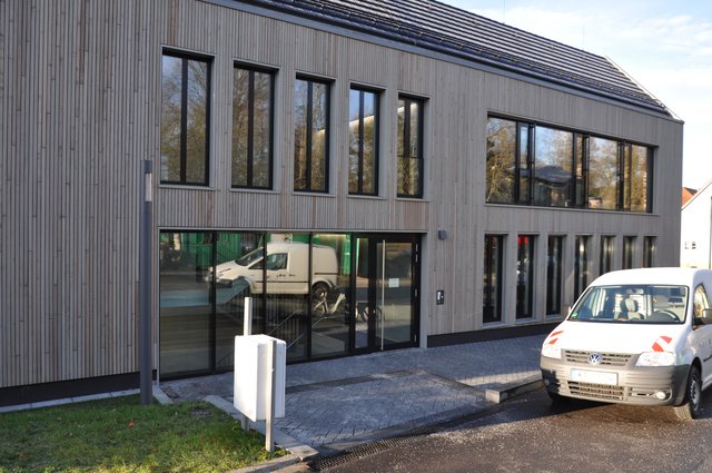 Der zweite Rathauseingang auf der Rückseite, zugleich Zugang zum Ratssaal. Foto: ch