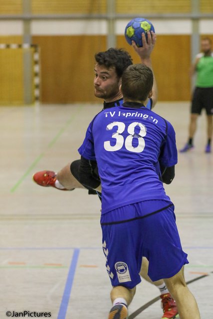 Am Ball Johannes Kößler vom TV Gondelsheim vorne die Nr. 38 Tim Stuhlert TV Ispringen 2