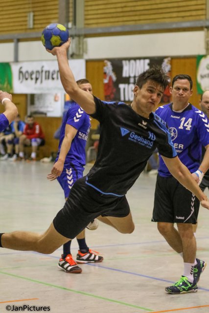 Am Ball André Teichmann vom TV Gondelsheim recht die Nr. 14 Michael Storz TVI2