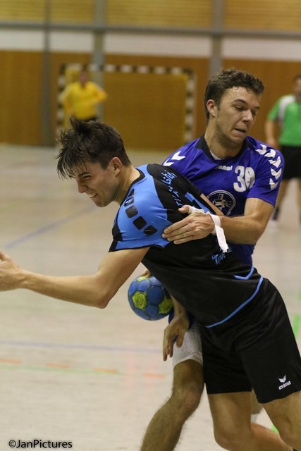 Am Ball André Teichmann vom TV Gondelsheim gegen die Ispringer Nr. 30 Marvin Dehm