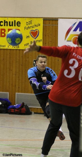 Am Ball Arthur Rehl TV G  und im Tor Mathis Vogt TV Ispringen 2