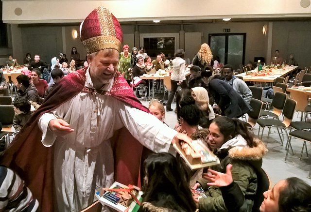 Albert Schäfer überreichte als Nikolaus Geschenke an die Kinder