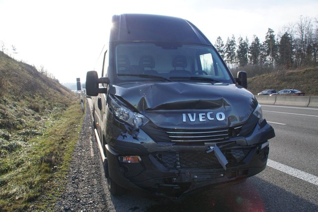 Drei Verletzte und ein Sachschaden von 175.000 Euro. Das ist die Bilanz eines schweren Verkehrsunfalls auf der A8 zwischen Heimsheim und Pforzheim Süd﻿.