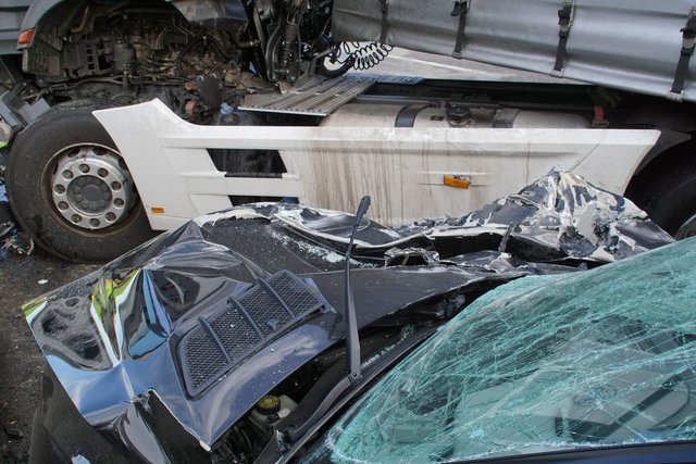 Drei Verletzte und ein Sachschaden von 175.000 Euro. Das ist die Bilanz eines schweren Verkehrsunfalls auf der A8 zwischen Heimsheim und Pforzheim Süd﻿.