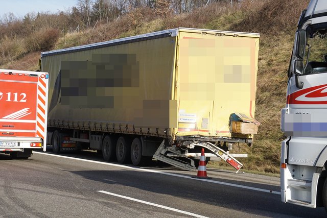 Drei Verletzte und ein Sachschaden von 175.000 Euro. Das ist die Bilanz eines schweren Verkehrsunfalls auf der A8 zwischen Heimsheim und Pforzheim Süd﻿.