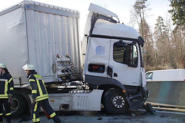 Drei Verletzte und ein Sachschaden von 175.000 Euro. Das ist die Bilanz eines schweren Verkehrsunfalls auf der A8 zwischen Heimsheim und Pforzheim Süd﻿.