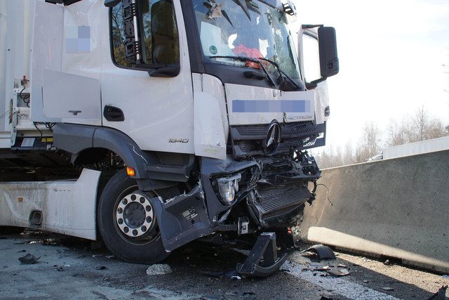 Drei Verletzte und ein Sachschaden von 175.000 Euro. Das ist die Bilanz eines schweren Verkehrsunfalls auf der A8 zwischen Heimsheim und Pforzheim Süd﻿.