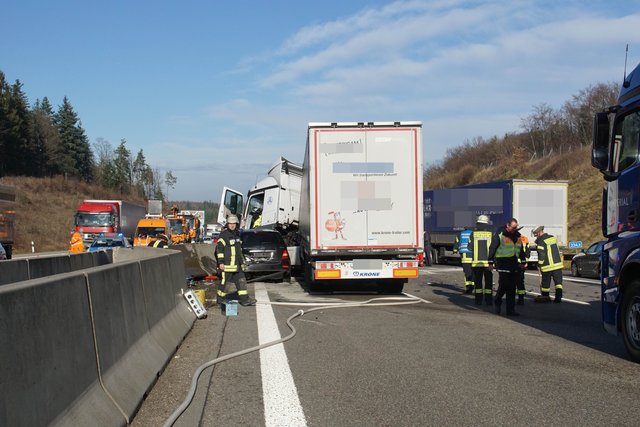 Drei Verletzte und ein Sachschaden von 175.000 Euro. Das ist die Bilanz eines schweren Verkehrsunfalls auf der A8 zwischen Heimsheim und Pforzheim Süd﻿.