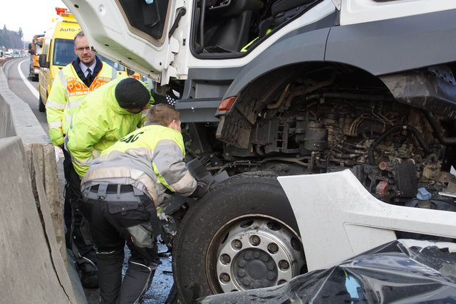 Drei Verletzte und ein Sachschaden von 175.000 Euro. Das ist die Bilanz eines schweren Verkehrsunfalls auf der A8 zwischen Heimsheim und Pforzheim Süd﻿.
