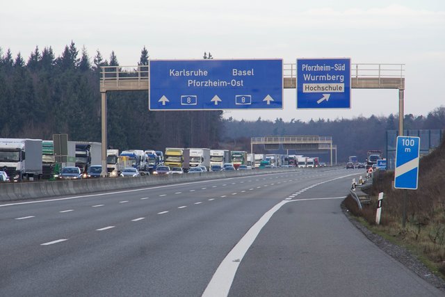 Drei Verletzte und ein Sachschaden von 175.000 Euro. Das ist die Bilanz eines schweren Verkehrsunfalls auf der A8 zwischen Heimsheim und Pforzheim Süd﻿.