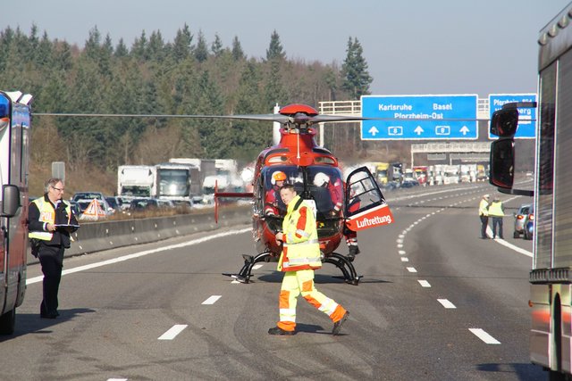 Drei Verletzte und ein Sachschaden von 175.000 Euro. Das ist die Bilanz eines schweren Verkehrsunfalls auf der A8 zwischen Heimsheim und Pforzheim Süd﻿.