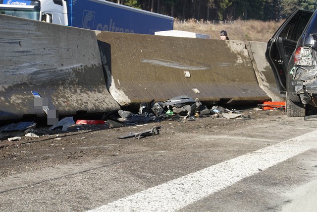 Drei Verletzte und ein Sachschaden von 175.000 Euro. Das ist die Bilanz eines schweren Verkehrsunfalls auf der A8 zwischen Heimsheim und Pforzheim Süd﻿.