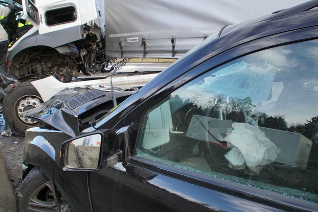Drei Verletzte und ein Sachschaden von 175.000 Euro. Das ist die Bilanz eines schweren Verkehrsunfalls auf der A8 zwischen Heimsheim und Pforzheim Süd﻿.