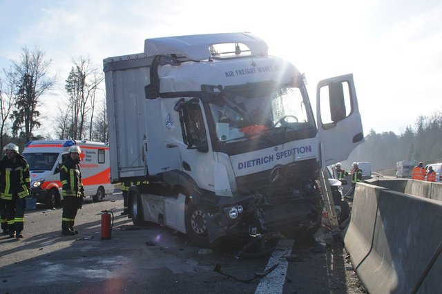 Drei Verletzte und ein Sachschaden von 175.000 Euro. Das ist die Bilanz eines schweren Verkehrsunfalls auf der A8 zwischen Heimsheim und Pforzheim Süd﻿.