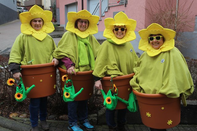 Die strahlende Gewinnerin 2017: Claudia Frick aus Sternenfels und ihre Freundinnen brachten Sonne auf den Flehiner Fasnachtsumzug. | Foto: ths