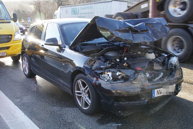 Lebensgefährliche Verletzungen hat am heutigen Freitag, 19. Januar, ein 60-jähriger Lastwagenfahrer bei einem Unfall auf der A8 zwischen Pforzheim-Ost und -Nord erlitten.