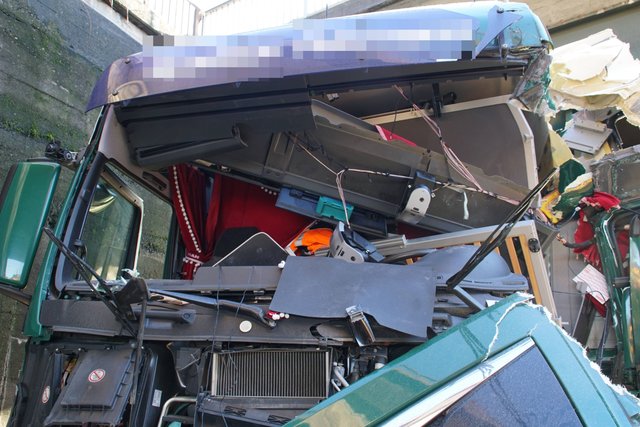 Lebensgefährliche Verletzungen hat am heutigen Freitag, 19. Januar, ein 60-jähriger Lastwagenfahrer bei einem Unfall auf der A8 zwischen Pforzheim-Ost und -Nord erlitten.