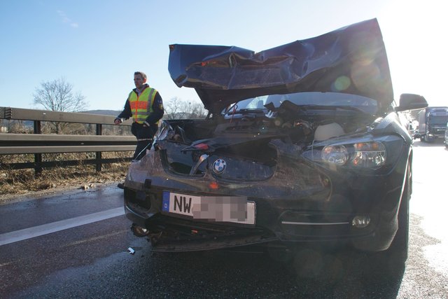 Lebensgefährliche Verletzungen hat am heutigen Freitag, 19. Januar, ein 60-jähriger Lastwagenfahrer bei einem Unfall auf der A8 zwischen Pforzheim-Ost und -Nord erlitten.