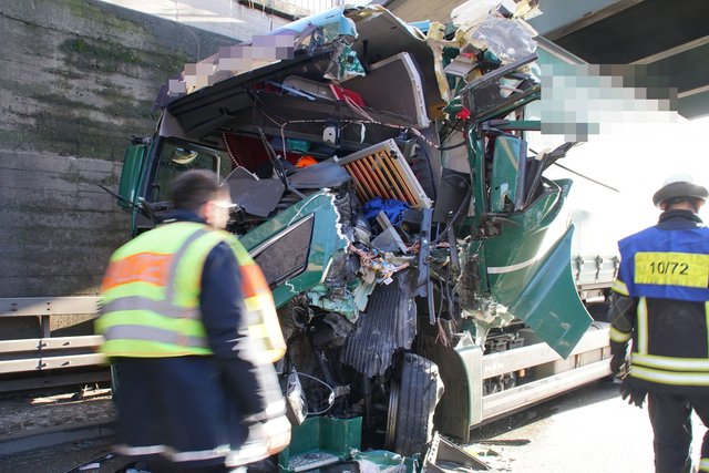 Lebensgefährliche Verletzungen hat am heutigen Freitag, 19. Januar, ein 60-jähriger Lastwagenfahrer bei einem Unfall auf der A8 zwischen Pforzheim-Ost und -Nord erlitten.