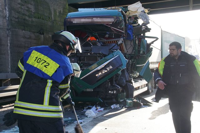 Lebensgefährliche Verletzungen hat am heutigen Freitag, 19. Januar, ein 60-jähriger Lastwagenfahrer bei einem Unfall auf der A8 zwischen Pforzheim-Ost und -Nord erlitten.