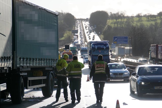 Lebensgefährliche Verletzungen hat am heutigen Freitag, 19. Januar, ein 60-jähriger Lastwagenfahrer bei einem Unfall auf der A8 zwischen Pforzheim-Ost und -Nord erlitten.