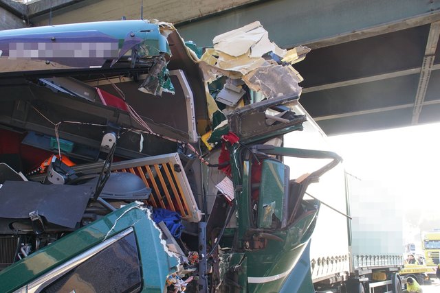 Lebensgefährliche Verletzungen hat am heutigen Freitag, 19. Januar, ein 60-jähriger Lastwagenfahrer bei einem Unfall auf der A8 zwischen Pforzheim-Ost und -Nord erlitten.