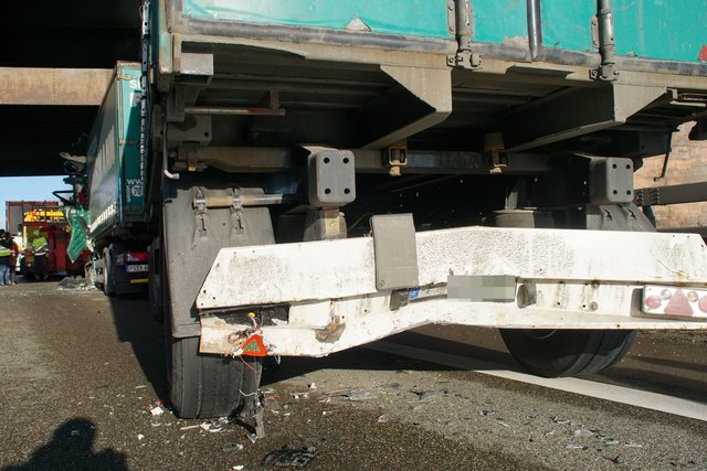 Lebensgefährliche Verletzungen hat am heutigen Freitag, 19. Januar, ein 60-jähriger Lastwagenfahrer bei einem Unfall auf der A8 zwischen Pforzheim-Ost und -Nord erlitten.