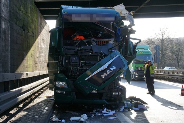 Lebensgefährliche Verletzungen hat am heutigen Freitag, 19. Januar, ein 60-jähriger Lastwagenfahrer bei einem Unfall auf der A8 zwischen Pforzheim-Ost und -Nord erlitten.