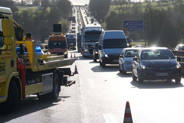 Lebensgefährliche Verletzungen hat am heutigen Freitag, 19. Januar, ein 60-jähriger Lastwagenfahrer bei einem Unfall auf der A8 zwischen Pforzheim-Ost und -Nord erlitten.