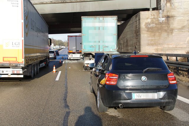 Lebensgefährliche Verletzungen hat am heutigen Freitag, 19. Januar, ein 60-jähriger Lastwagenfahrer bei einem Unfall auf der A8 zwischen Pforzheim-Ost und -Nord erlitten.