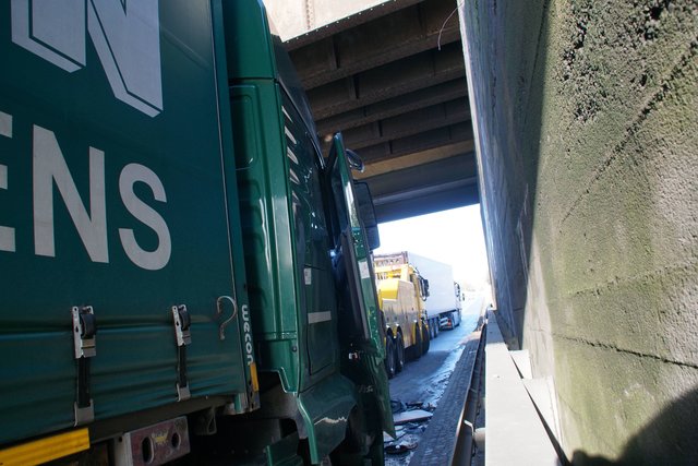 Lebensgefährliche Verletzungen hat am heutigen Freitag, 19. Januar, ein 60-jähriger Lastwagenfahrer bei einem Unfall auf der A8 zwischen Pforzheim-Ost und -Nord erlitten.