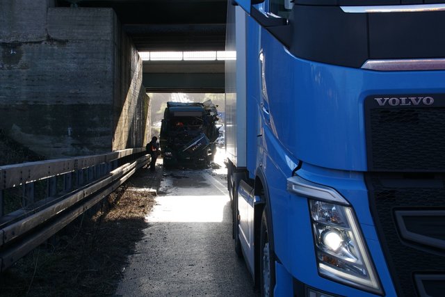 Lebensgefährliche Verletzungen hat am heutigen Freitag, 19. Januar, ein 60-jähriger Lastwagenfahrer bei einem Unfall auf der A8 zwischen Pforzheim-Ost und -Nord erlitten.