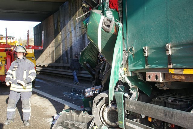 Lebensgefährliche Verletzungen hat am heutigen Freitag, 19. Januar, ein 60-jähriger Lastwagenfahrer bei einem Unfall auf der A8 zwischen Pforzheim-Ost und -Nord erlitten.