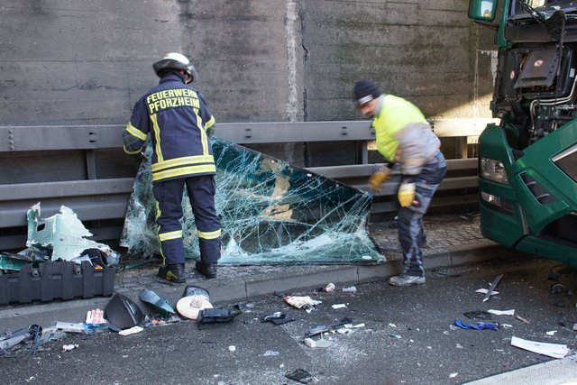 Lebensgefährliche Verletzungen hat am heutigen Freitag, 19. Januar, ein 60-jähriger Lastwagenfahrer bei einem Unfall auf der A8 zwischen Pforzheim-Ost und -Nord erlitten.