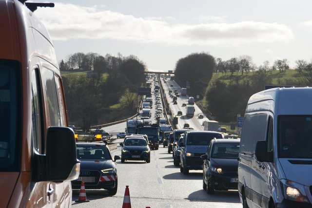 Lebensgefährliche Verletzungen hat am heutigen Freitag, 19. Januar, ein 60-jähriger Lastwagenfahrer bei einem Unfall auf der A8 zwischen Pforzheim-Ost und -Nord erlitten.
