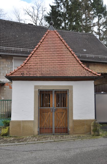 Das Innere der Bauerbacher "Schwedenkapelle" ist von außen kaum einsehbar. Besuchern bleibt daher die Bedeutung des Kleindenkmal vermutlich in den meisten Fällen verborgen. Foto: ch
