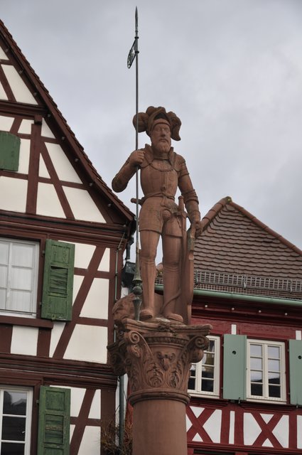 Weil Kurfürst Friedrich II. in der Kurpfalz, zu der damals Bretten gehörte, 1546 die Reformation einleitete, ließen ihm die dankbaren Brettener Bürger 1555 eine Ritterstatue auf dem Marktbrunnen errichten. Foto: ch