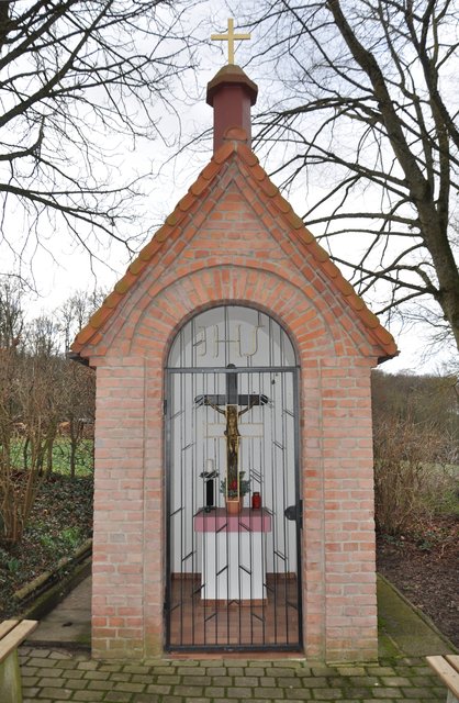 Zum Schutz eines ehemals frei stehenden Kruzifix an der alten Neibsheimer Straße außerhalb von Büchig ließ der frühere Pfarrer Dr. Bartholomäus Kempf am selben Ort aus eigenen Mitteln eine Kapelle errichten, die wegen ihrer vergoldeten Details seither Kapelle „Goldenes Kreuz“ heißt. Foto: ch